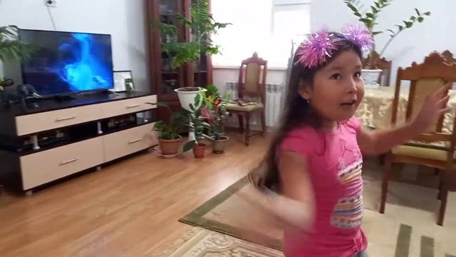 Учим букву "Р", Айсауле учит как правильно учить букву "Р" #shorts смотреть онлайн