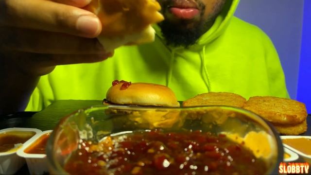 ASMR MCDONALDS TRIPLE CHEESE BURGER | CHEESY HASH BROWNS WITH SWEET CHILI SAUCE | MUKBANG смотреть онлайн