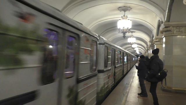 Новогодний Метропоезд 81-710 ЁЖ-3 на станции метро Комсомольская смотреть онлайн