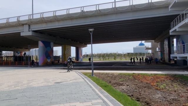 Kazakhstan today. ASMR. Spring walk in the triathlon park in Nur-Sultan. смотреть онлайн