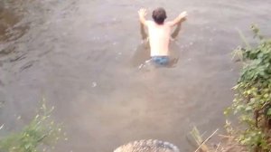 купаются в речке было весело не советую там купаются