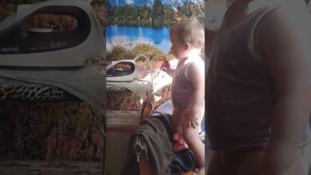 Анюте 1,4г. Ребёнок гладит полотенце. (УТЮГ ХОЛОДНЫЙ!) смотреть онлайн