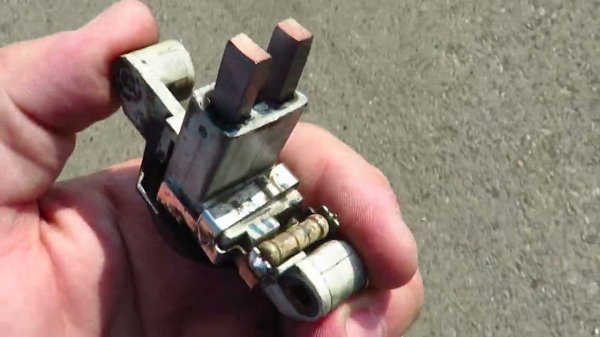 Замена щёток реле-регулятора напряжения генератора Audi 80 b4. Запись для бортжурнала drive2.ru