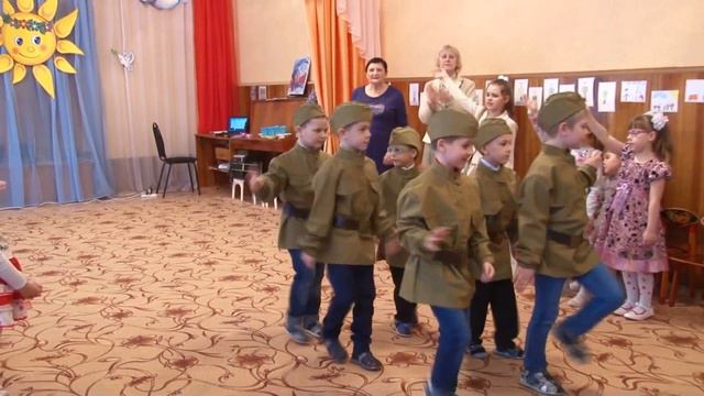 Идёт солдат по городу смотреть онлайн