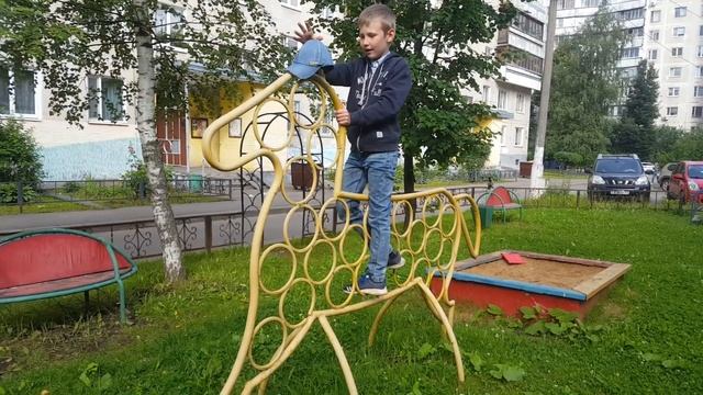 Artem is climbing. Гуляем на детской площадке “по-английски”. смотреть онлайн