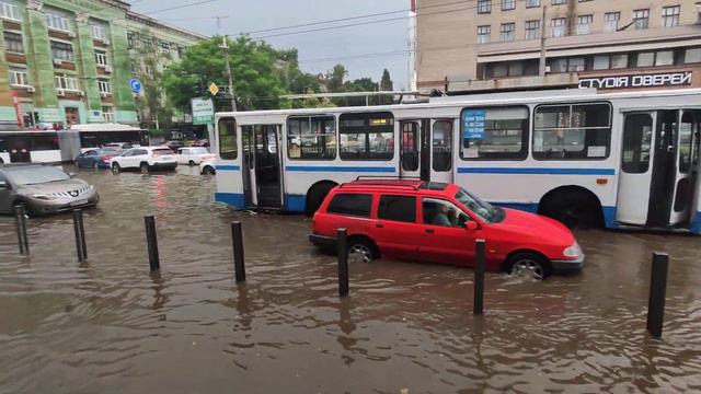 Потоп в центре Днепра возле ТЦ "Мост-сити" и цирка. 15 июня 2021 год смотреть онлайн