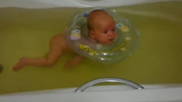 Купание новорожденного ребенка с кругом,Baby Swimmer смотреть онлайн