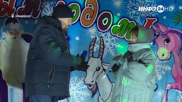 В Новом поселке по традиции открылась первая городская елка (2022-12-26) смотреть онлайн