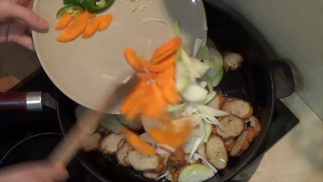 Корейская кухня: Омук поккым (어묵볶음) или рыбный пирог в остром соусе смотреть онлайн