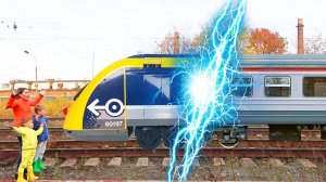 Игрушечный Поезд превратился в настоящий Лев и Глеб едут по Железной дороге на скоростном поезде