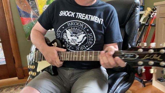 Inspecting a Used Epiphone Les Paul 100 смотреть онлайн