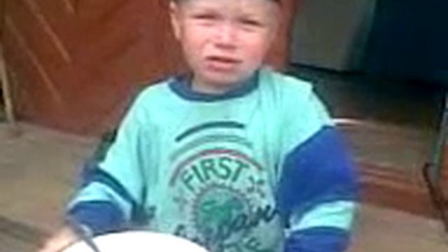 Малой ест суп