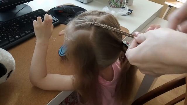 Красивая прическа для девочки на каждый день (Beautiful hairstyle for girls for every day) смотреть онлайн