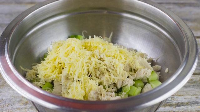 Салат НЕЖНОСТЬ с курицей и огурцами - отличный рецепт мясного салата на Новый Год! смотреть онлайн