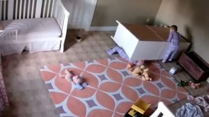 2-летний малыш спас брата-близнеца из-под упавшего шкафа в США