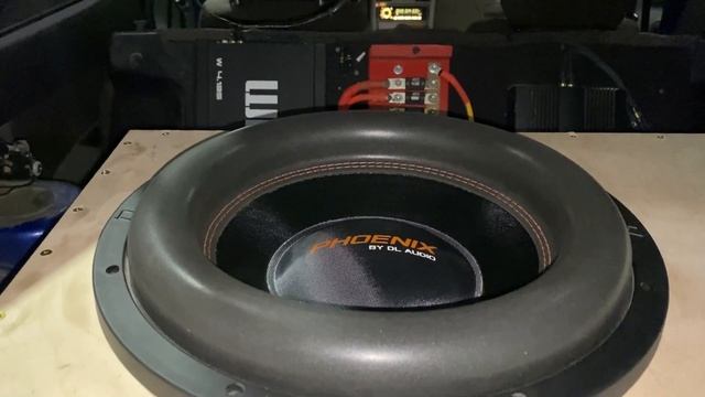 Сабвуфер ломает Lada Priora. Волосы девушки развеваются (хейртрик) от DL Audio Phoenix 15.