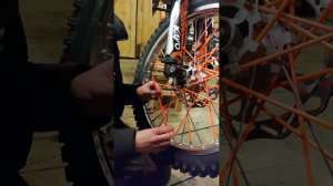 Как одеть накладки на спицы мотоцикла? #мото #kayo #t2 #как #лайфхак #цветныеколеса #тюнинг #эндуро