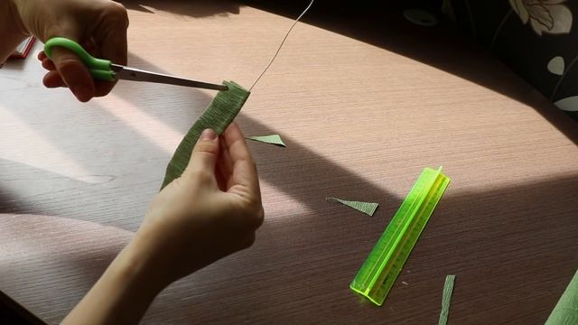 Листок зелени из гофрированной бумаги для украшения свит композиций. смотреть онлайн