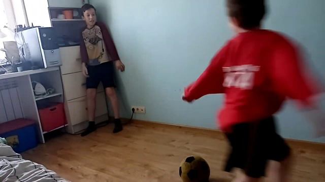 10 способов научить младшего брата играть в футбол!!! смотреть онлайн