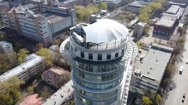 Тентовый навес на крыше высотки