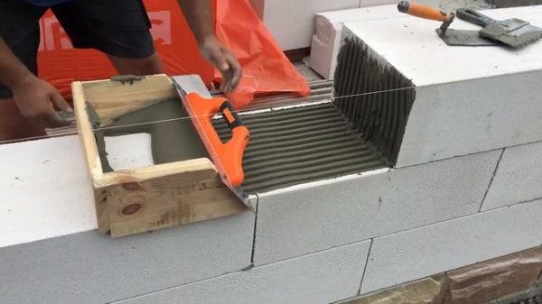 Быстрая кладка газоблока, газобетона, піноблоку своими руками с помощью простого приспособления