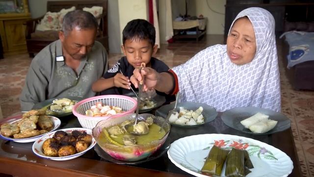 LONTONG OPOR AYAM SPESIAL CAMPUR SEMUR TELUR BAKWAN GORENG DAN KERUPUK UDANG MANTAP!! смотреть онлайн