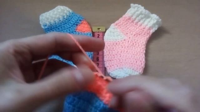 Как вязать крючком детские носочки разных размеров.