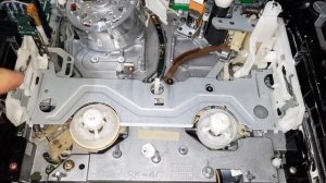 как достать кассету из видеомагнитофона VHS/ how to remove a cassette from a vhs recorder