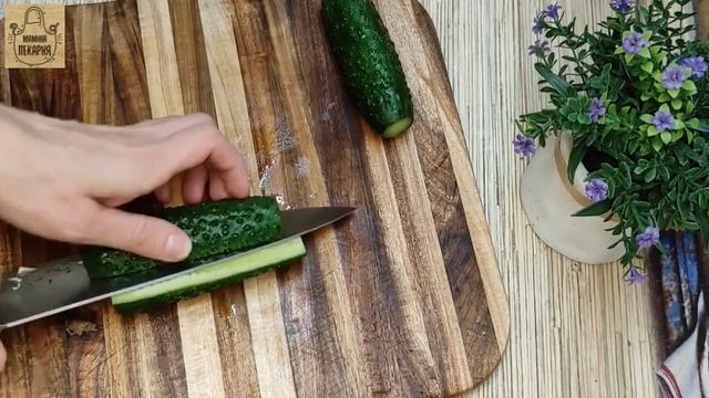 Салат из пекинской капусты с курицей и фасолью. Быстрый и вкусный источник белка!.mp4 смотреть онлайн