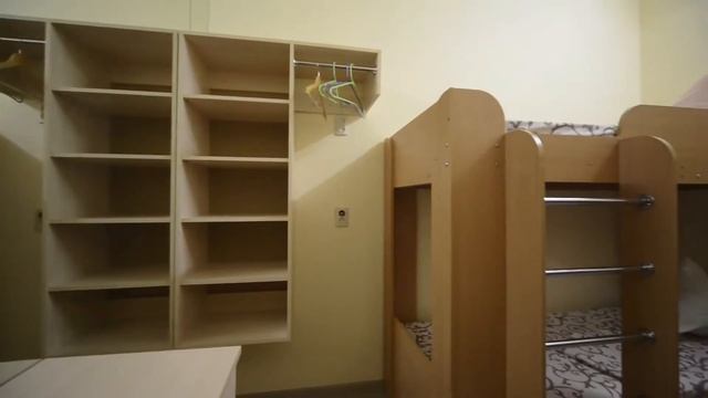 Хостел посуточно Киев: Видеообзор комфортной кровати в номере на 4-х в хостеле Кашемир смотреть онлайн