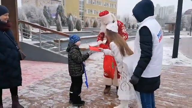 В Александровском саду Волгограда Дед Мороз раздал детям подарки смотреть онлайн