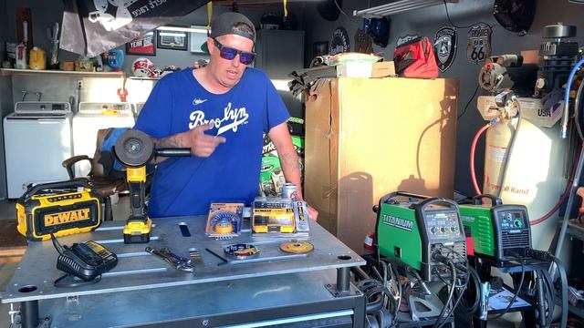 DeWalt DCG413 20V Cordless Angle Grinder смотреть онлайн