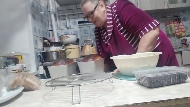 СДЕЛАЛА САЛАТИК ИЗ ТОГО, ЧТО БЫЛО. ИСПЕКЛА ХЛЕБ В НОВЫХ ФОРМАХ смотреть онлайн