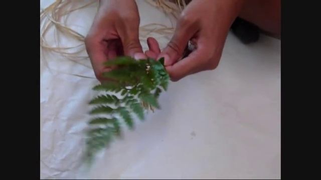 HOW TO MAKE A LEI: Hybrid Lei - Candy/Flower: a modern twist to traditional lei смотреть онлайн