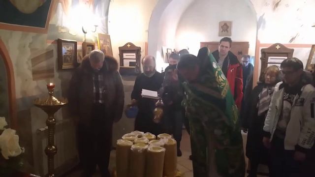 Иеромонах Савватий освящает в праздник Сретения Господня сретенские свечи 15.02.2022 смотреть онлайн