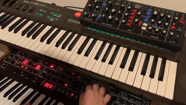 Synth vs Synth: Sequential Prophet 6 vs. Behringer Model D: Monophonic Sounds смотреть онлайн