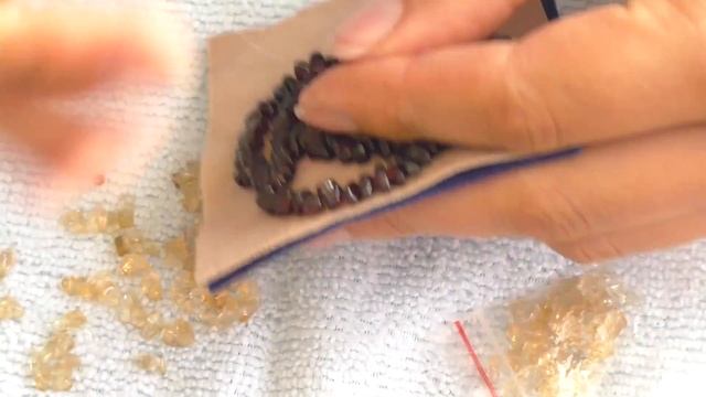 Мастер класс брошь лист своими руками. Вышивка броши бусинами каменной крошки смотреть онлайн