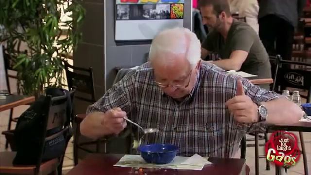 Смешной розыгрыш с магнитной ложкой в ресторане.flv смотреть онлайн