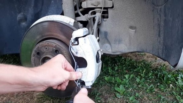 установка пружины тормозного супорта (переднего)