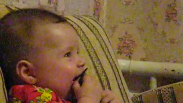 малышка смотрит, как мама отрывает скотч и смеется! смотреть онлайн