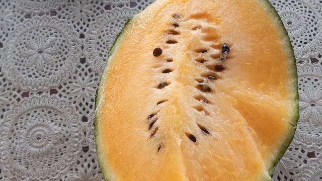 арбуз Оранжевый медок, созрел и был очень вкусным! смотреть онлайн