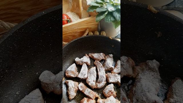 Говяжья печёнка по-лионски. Рецепт в комментариях #shorts