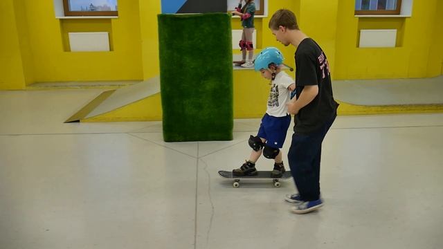Обучение катанию на скейте. Тренировки в крытом скейт парке BunnyHop. Инструктор Саша Соин смотреть онлайн