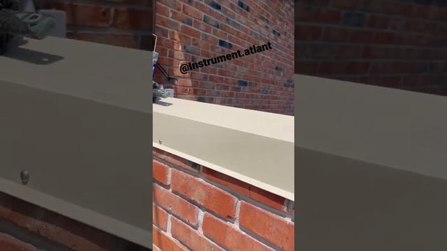 Крепим металлический конёк на кирпичный забор. В наличии большой ассортимент инструмента смотреть онлайн