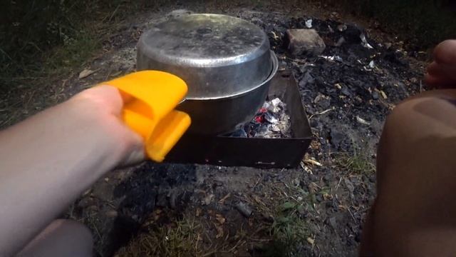 Бешеный клев КАРАСЯ. Рыбалка с ночевкой. Картошка с грибами в казане. смотреть онлайн