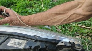 Снятие, установка и ремонт пластиковых ушей фары Ситроен С4 / Пежо 308 (307)