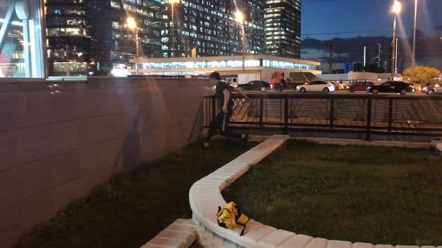 Летаем 360 и читаем французский рэп | Дикие прыжки от лютых пацанов, которые не знают физики смотреть онлайн
