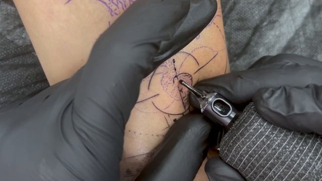 Black and Gray Tattoo Time Lapse смотреть онлайн