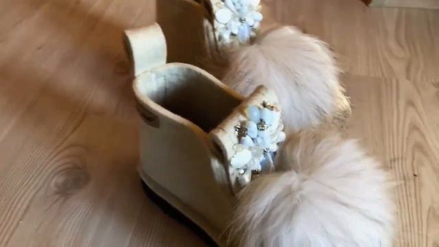 Валеши белого цвета с декором язычков и помпонами из натурального меха смотреть онлайн