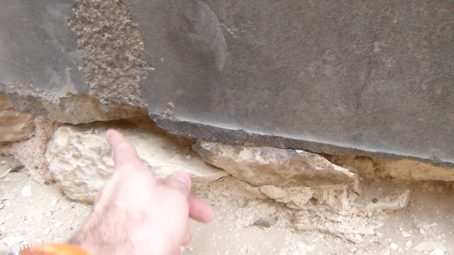 Пример обработки гранитного блока возле пирамиды Микерина. Гиза. Египет смотреть онлайн